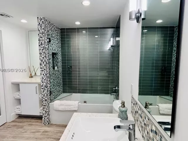 2-bedroom condo for rent in Miami Beach - 5161 Collins Ave 1003 - MondialRealty