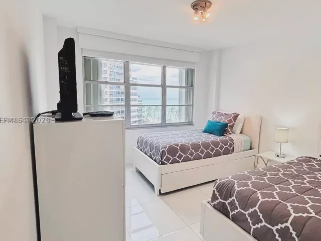 2-bedroom condo for rent in Miami Beach - 5161 Collins Ave 1003 - MondialRealty