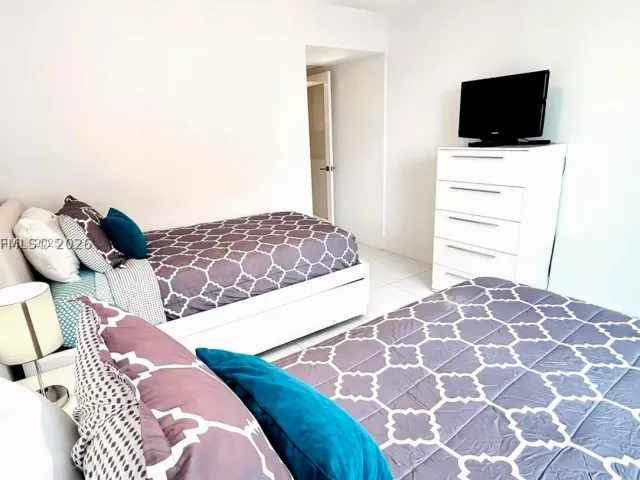 2-bedroom condo for rent in Miami Beach - 5161 Collins Ave 1003 - MondialRealty