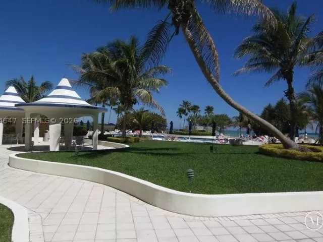 2-bedroom condo for rent in Miami Beach - 5161 Collins Ave 1003 - MondialRealty