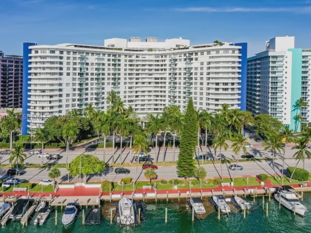 2-bedroom condo for rent in Miami Beach - 5161 Collins Ave 1003 - MondialRealty