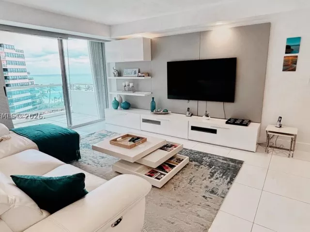 2-bedroom condo for rent in Miami Beach - 5161 Collins Ave 1003 - MondialRealty