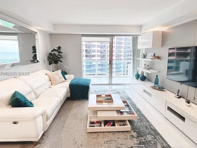 2-bedroom condo for rent in Miami Beach - 5161 Collins Ave 1003 - MondialRealty