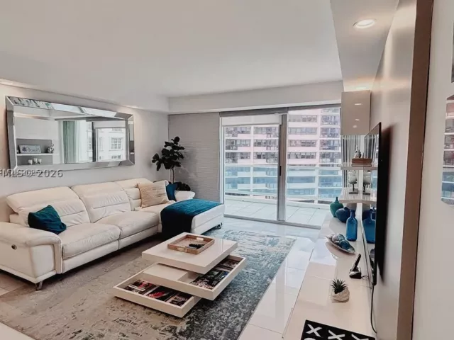 2-bedroom condo for rent in Miami Beach - 5161 Collins Ave 1003 - MondialRealty