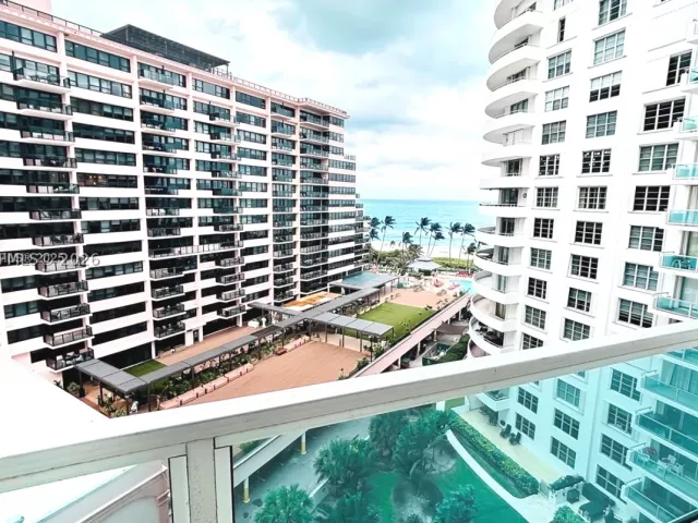 2-bedroom condo for rent in Miami Beach - 5161 Collins Ave 1003 - MondialRealty