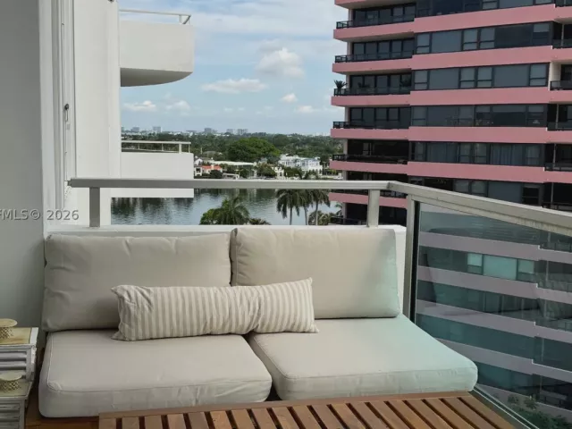 2-bedroom condo for rent in Miami Beach - 5161 Collins Ave 1003 - MondialRealty