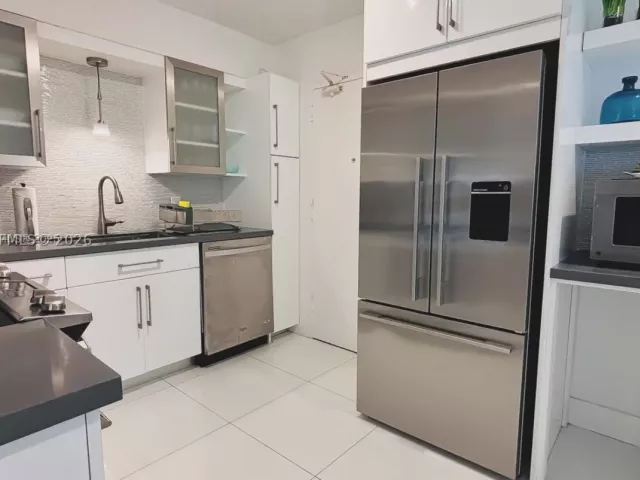 2-bedroom condo for rent in Miami Beach - 5161 Collins Ave 1003 - MondialRealty