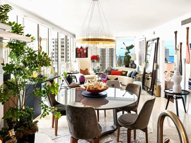 2-bedroom condo for rent in Miami - 495 Brickell Ave 1802 - MondialRealty