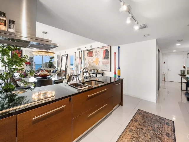 2-bedroom condo for rent in Miami - 495 Brickell Ave 1802 - MondialRealty