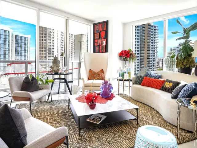 2-bedroom condo for rent in Miami - 495 Brickell Ave 1802 - MondialRealty