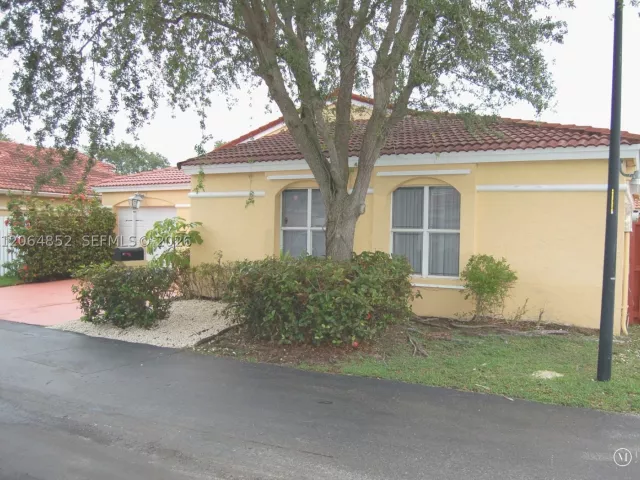3-bedroom home for rent in Miami - 10957 SW 73rd Ter - MondialRealty