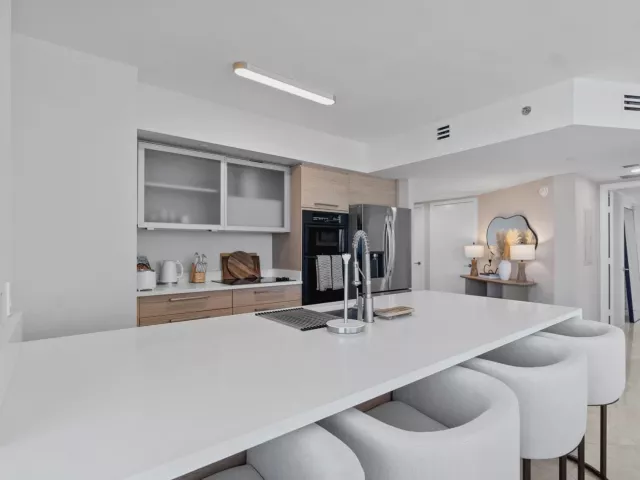 2-bedroom condo for sale in Hallandale Beach - 1830 S Ocean Drive 1006 - MondialRealty