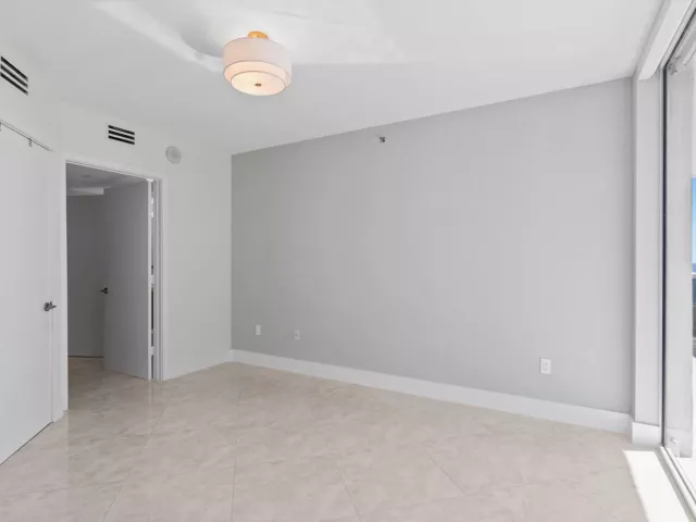 2-bedroom condo for sale in Hallandale Beach - 1830 S Ocean Drive 1006 - MondialRealty