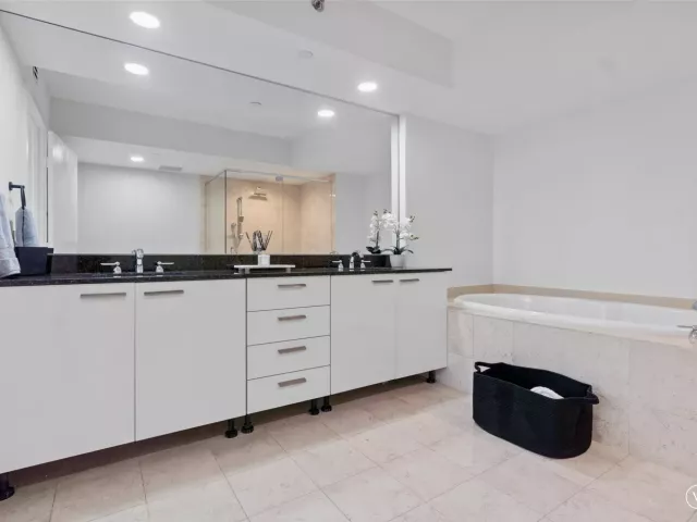 2-bedroom condo for sale in Hallandale Beach - 1830 S Ocean Drive 1006 - MondialRealty