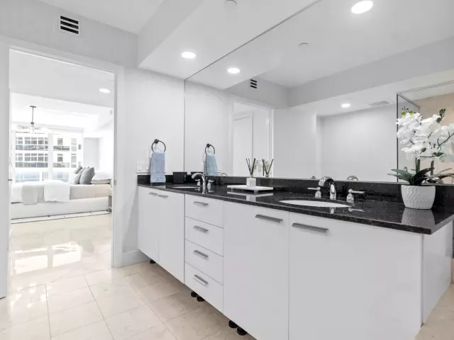 2-bedroom condo for sale in Hallandale Beach - 1830 S Ocean Drive 1006 - MondialRealty