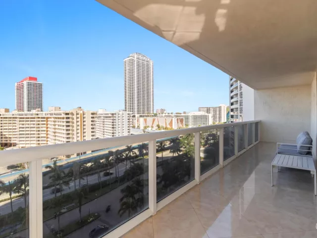 2-bedroom condo for sale in Hallandale Beach - 1830 S Ocean Drive 1006 - MondialRealty