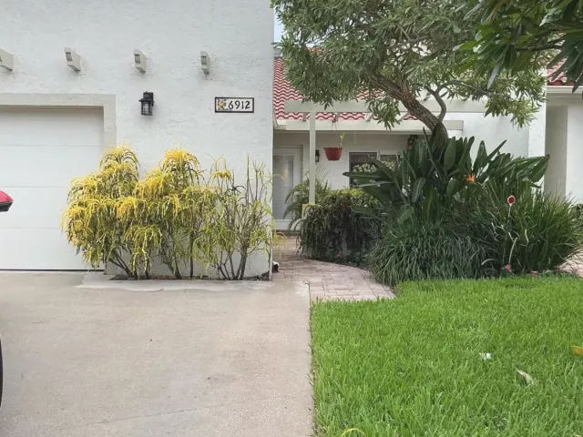 3-bedroom home for sale in Boca Raton - 6912 BARBAROSSA Street - MondialRealty