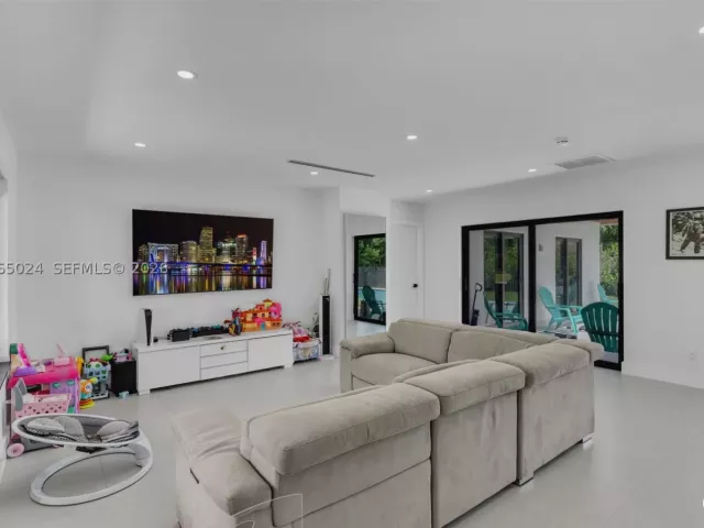 3-bedroom home for sale in Miami - 11243 SW 174th Ter - MondialRealty