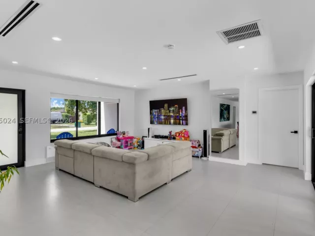 3-bedroom home for sale in Miami - 11243 SW 174th Ter - MondialRealty