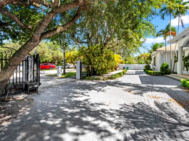 5-bedroom home for sale in Miami - 5750 SW 67 Ave - MondialRealty