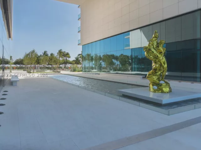 2-bedroom condo for rent in Bal Harbour - 10201 Collins Ave 1005 - MondialRealty