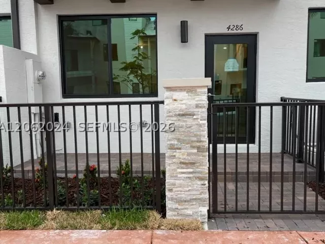 3-bedroom home for rent in Doral - 4286 NW 83rd Ave 0 - MondialRealty