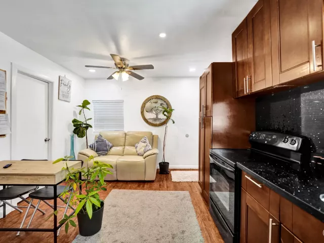 6-bedroom home for sale in Hollywood - 2815 ADAMS Street - MondialRealty