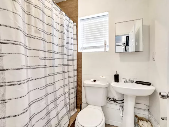 6-bedroom home for sale in Hollywood - 2815 ADAMS Street - MondialRealty