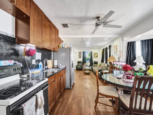 6-bedroom home for sale in Hollywood - 2815 ADAMS Street - MondialRealty