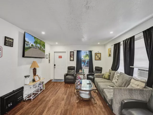 6-bedroom home for sale in Hollywood - 2815 ADAMS Street - MondialRealty