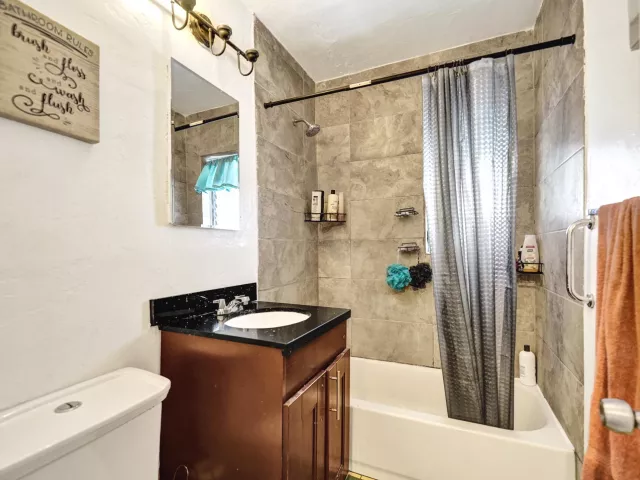 6-bedroom home for sale in Hollywood - 2815 ADAMS Street - MondialRealty