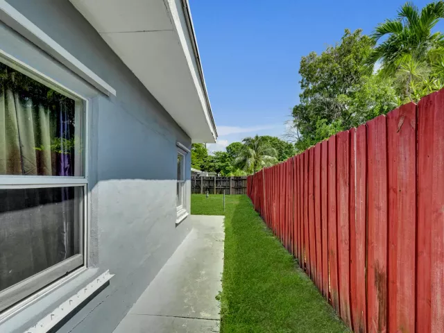 6-bedroom home for sale in Hollywood - 2815 ADAMS Street - MondialRealty