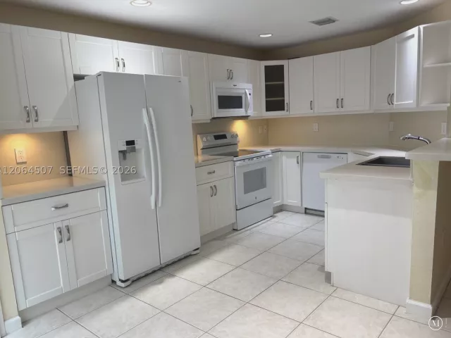 3-bedroom home for rent in Doral - 11440 NW 50th Ter - MondialRealty