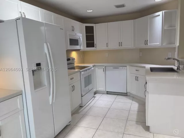 3-bedroom home for rent in Doral - 11440 NW 50th Ter - MondialRealty