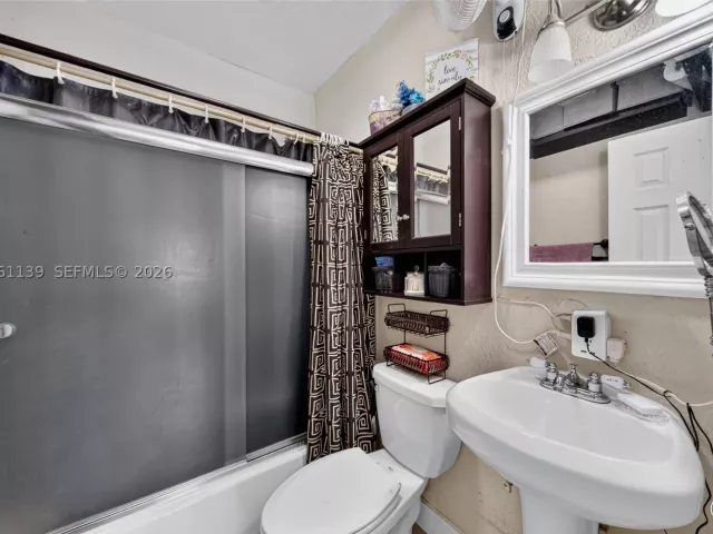 2-bedroom home for sale in Miami - 17019 SW 100th Ave - MondialRealty