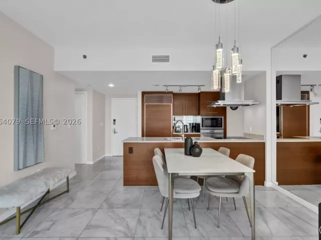 1-bedroom condo for sale in Miami - 485 Brickell Ave 2103 - MondialRealty