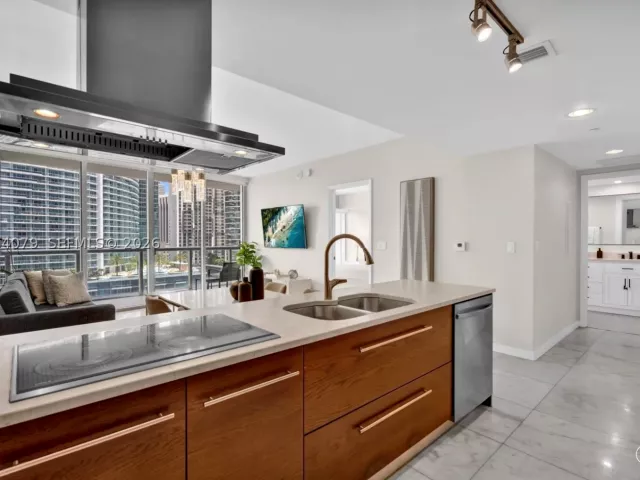 1-bedroom condo for sale in Miami - 485 Brickell Ave 2103 - MondialRealty