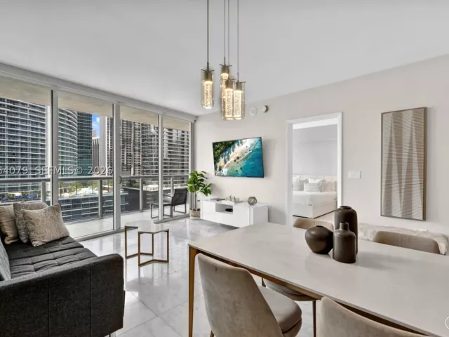 1-bedroom condo for sale in Miami - 485 Brickell Ave 2103 - MondialRealty