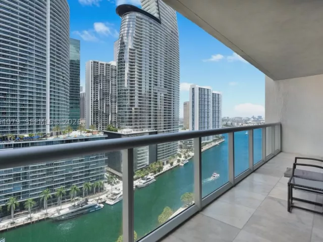 1-bedroom condo for sale in Miami - 485 Brickell Ave 2103 - MondialRealty