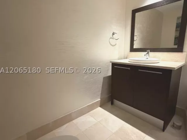 3-bedroom condo for sale in Sunny Isles Beach - 17121 Collins Ave 1208 - MondialRealty