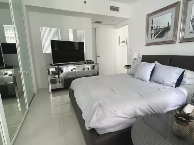 1-bedroom condo for rent in Miami - 495 Brickell Ave 4308 - MondialRealty