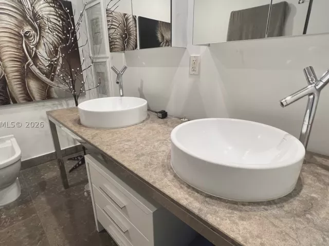 1-bedroom condo for rent in Miami - 495 Brickell Ave 4308 - MondialRealty