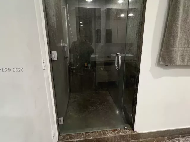 1-bedroom condo for rent in Miami - 495 Brickell Ave 4308 - MondialRealty