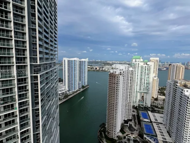1-bedroom condo for rent in Miami - 495 Brickell Ave 4308 - MondialRealty