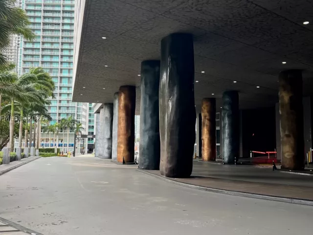 1-bedroom condo for rent in Miami - 495 Brickell Ave 4308 - MondialRealty