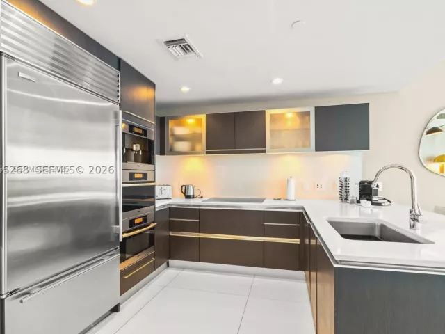 3-bedroom condo for rent in Sunny Isles Beach - 17001 Collins Ave 1908 - MondialRealty