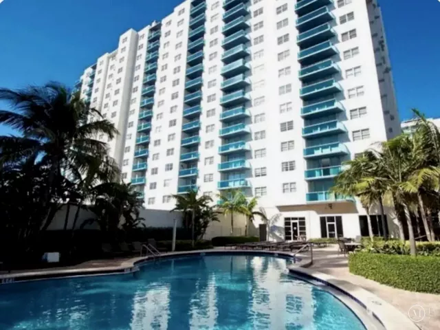 1-bedroom condo for sale in Hollywood - 4001 S Ocean Drive 16H - MondialRealty
