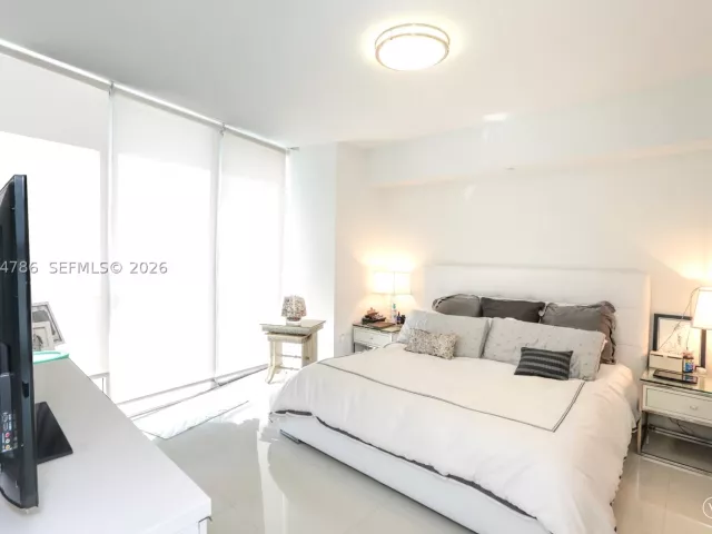 2-bedroom condo for sale in Miami - 495 Brickell Ave 4703 - MondialRealty