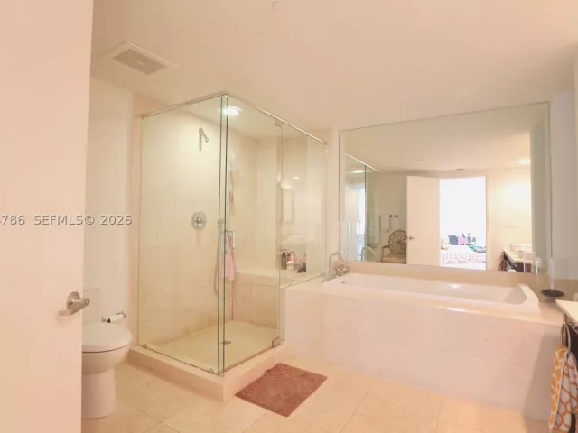 2-bedroom condo for sale in Miami - 495 Brickell Ave 4703 - MondialRealty