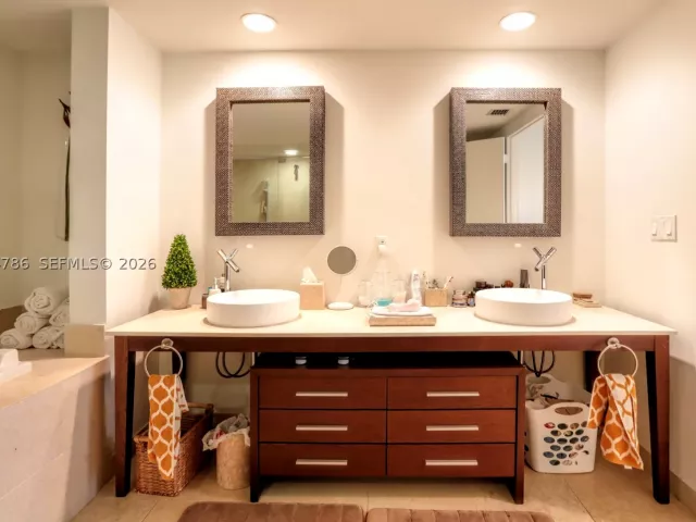 2-bedroom condo for sale in Miami - 495 Brickell Ave 4703 - MondialRealty